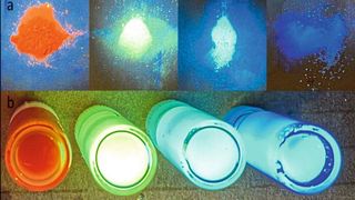 Proben (obere Reihe) der neuen hybriden Photokatalysatoren, die mit unterschiedlichen Fluorenszenzfarbstoffen versetzt wurden. Untere Reihe: Proben in Ethanol dispergiert. (Xuewen Guo/Likat)