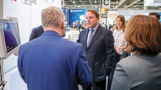 Olivér Várhelyi, Kommissar für Gesundheit und Tierschutz der Europäischen Union, besuchte am 18. November die Medica 2025. (Bild: Messe Düsseldorf / Tillmann)