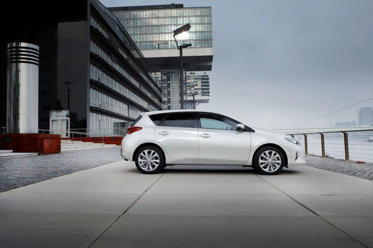 In der Basisversion kostet der neue Auris 15.950 Euro. (Foto: Toyota)