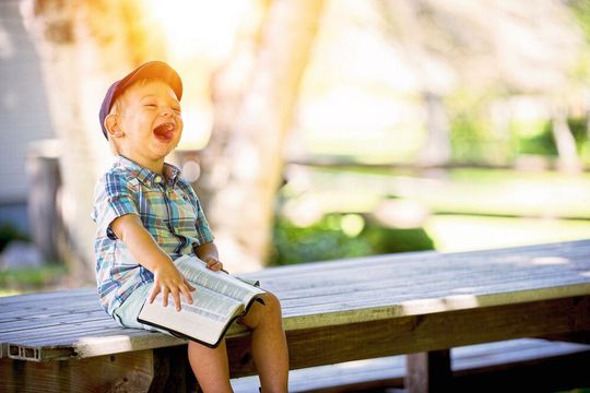 Kinder machen uns vor wie es geht: Lachen. Ein Basler Psychologieteam hat nun erstmals die Zusammenhänge zwischen Lachen und Stresswahrnehmung untersucht. (Symbolbild) Kinder machen uns vor wie es geht: Lachen. Ein Basler Psychologieteam hat nun erstmals die Zusammenhänge zwischen Lachen und Stresswahrnehmung untersucht. (Symbolbild)