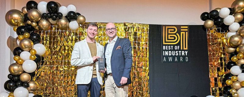 (v.l.) Richard Schliemann (Business Process Analyst) und Mario Schneider (CEO) von Better Basics mit dem „Best of Industry Award 2024“(Bild:  Better Basics Laborbedarf)