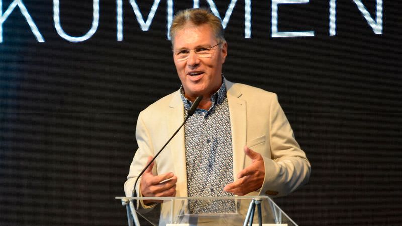 Rudolf Angerer, Vorstandsvorsitzender der Kfz-Innung Oberpfalz, beglückwünschte Familie Widmann zum Neubau. (Bild: Simon – VCG)