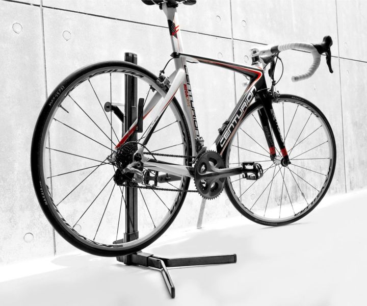 Der Montageständer lässt sich als Radständer benutzen, falls man ein Rad ohne Seitenständer nutzt. Zusätzlich ist er platzsparend zu verstauen und so auch auf Reisen ein guter Begleiter. (Bild: www.sports-nut.de | pd-f)