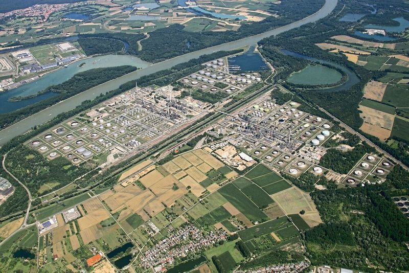 Mineraloelraffinerie Oberrhein (MiRO) in Karlsruhe ist Deutschlands größte Raffinerie. (Miro)