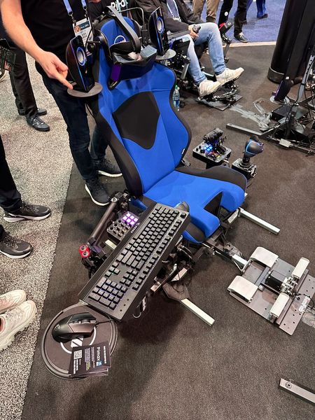 Man könnte meinen, das ist kein Gamingstuhl, sondern ein Hubschraubersitz. (Bild: Vogel IT-Medien )