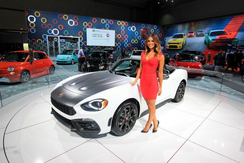 Der Abarth bekam bei seiner Vorführung tatkräftige Unterstützung. (Pressinform)