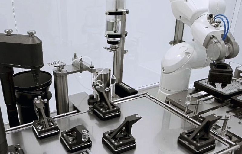 Machine robotisée de remplissage de flacons équipée de la technologie à déplacement planaire. (Source : Steriline)