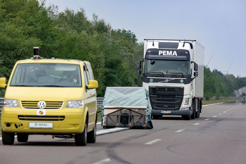 Weitere Testmöglichkeit: Notbremsassistenten, die auf stehende und fahrende Hindernisse reagieren müssen. (Bild: Karl-Heinz Augustin/Dekra)