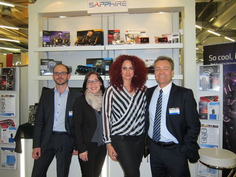 Mit Tamara wäre das Bild perfekt (v. l.) Uli Kurzböck, Claudia Geislinger, Sapphire, Besa Agaj, IT-BUSINESS, und Thomas Kessler, Sapphire (Bild: IT-BUSINESS)