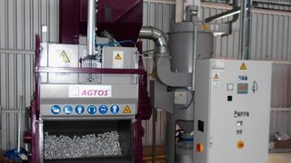 Agtos-Muldenbandstrahlanlage zum Bearbeiten von Massenteilen. (Agtos)