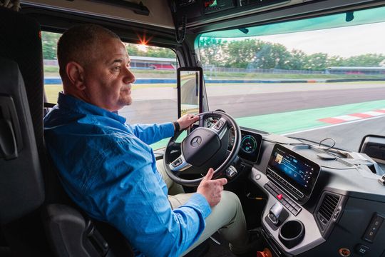 Marco Hellgrewe während der Rekordfahrt. Sie dauerte knapp sechseinhalb Stunden.(Bild:  Daimler Truck AG)