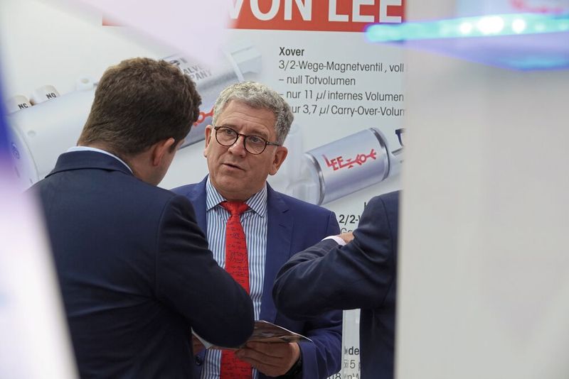 Jürgen Prochno: „Unsere vormontierten und funktionsgeprüften Produkte helfen Konstrukteuren, wertvolle Zeit zu sparen. Sie können sich voll und ganz auf ihre Systemlösung konzentrieren.“ (Bild: Lee hydraulische Miniaturkomponenten)