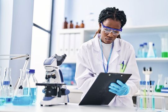 Abb.1: Die Datenauswertung von Laborprozessen erfolgt vielerorts immer noch per Hand, was zusätzlichen Stress bedeutet. Bei einer Automatisierung solcher Prozesse wird befürchtet, dass es zu Fehlern kommt und das Personal weniger Kontrolle hat. Abb.1: Die Datenauswertung von Laborprozessen erfolgt vielerorts immer noch per Hand, was zusätzlichen Stress bedeutet. Bei einer Automatisierung solcher Prozesse wird befürchtet, dass es zu Fehlern kommt und das Personal weniger Kontrolle hat.