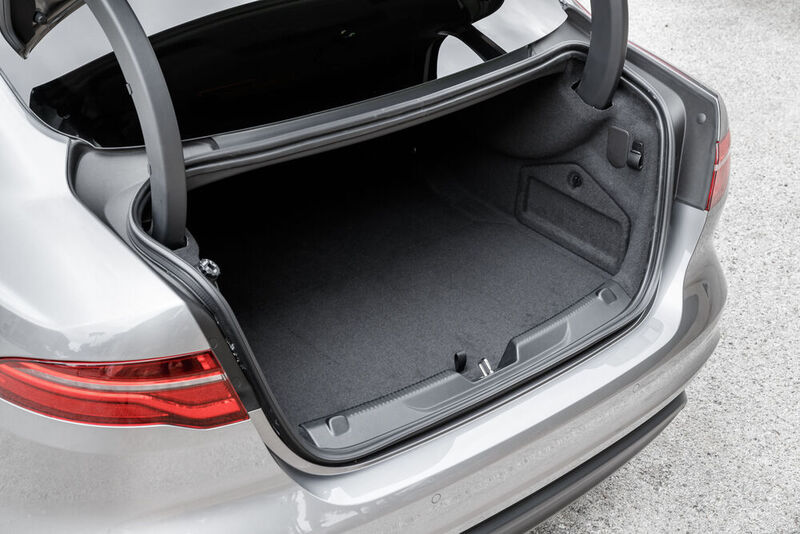 Der Kofferraum des Jaguar XE bleibt unverändert. (Jaguar)