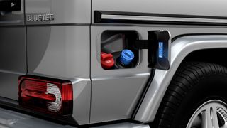 Der Einfüllstutzen für Adblue liegt meist im Tankdeckel. Bei älteren Modellen ist er häufig etwas versteckt. (Bild: Daimler)