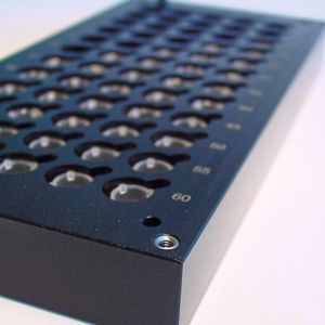 Abb.4A: Der InsituPro bietet unterschiedliche Module für die Bearbeitung von Whole-Mounts oder Dünnschnitten auf Slides, wobei in wenigen Minuten zwischen den Modulen gewechselt werden kann. Whole-Mounts und Vibratomschnitte werden in kleinen Körbchen separat in temperierbaren Inkubations-Einsätzen prozessiert.(Bild:  CEM)