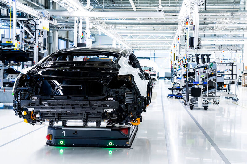 Insgesamt 23 fahrerlose Transportfahrzeuge bringen die Fahrzeuge zu den Montagestationen. (Audi)