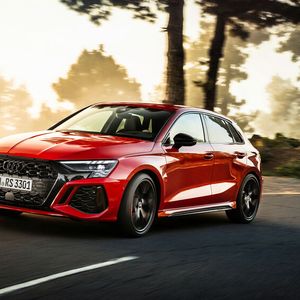 Nochmals deutlich gewachsen sind beim RS3 die Luftöffnungen in der Front.(Bild:  Audi)