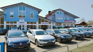 Auto Niedermayer in Neukirchen besteht als freier Händler seit bald 45 Jahren. Die Unternehmerfamilie sieht zufriedene Mitarbeiter als Voraussetzung für zufriedene Kunden an. (Bild: Mauritz/»kfz-betrieb«)