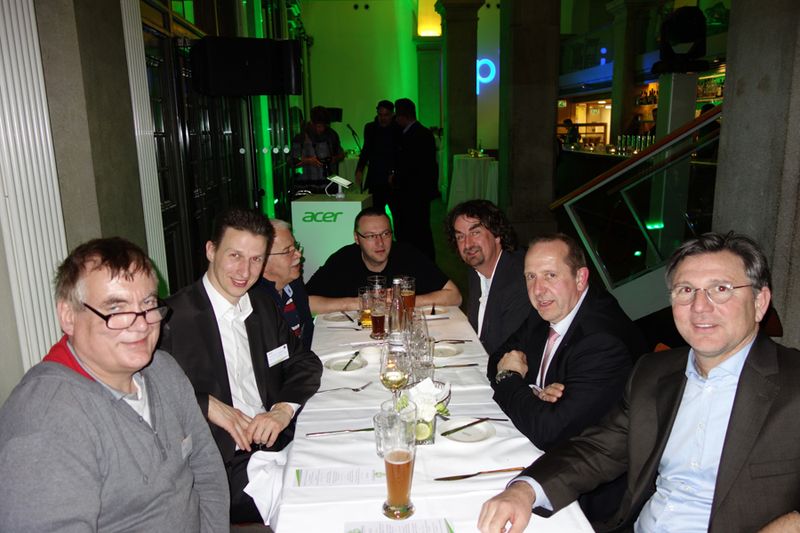 (v. r.) Lutz Denzel, Acer mit seinen Partnern (IT-BUSINESS)