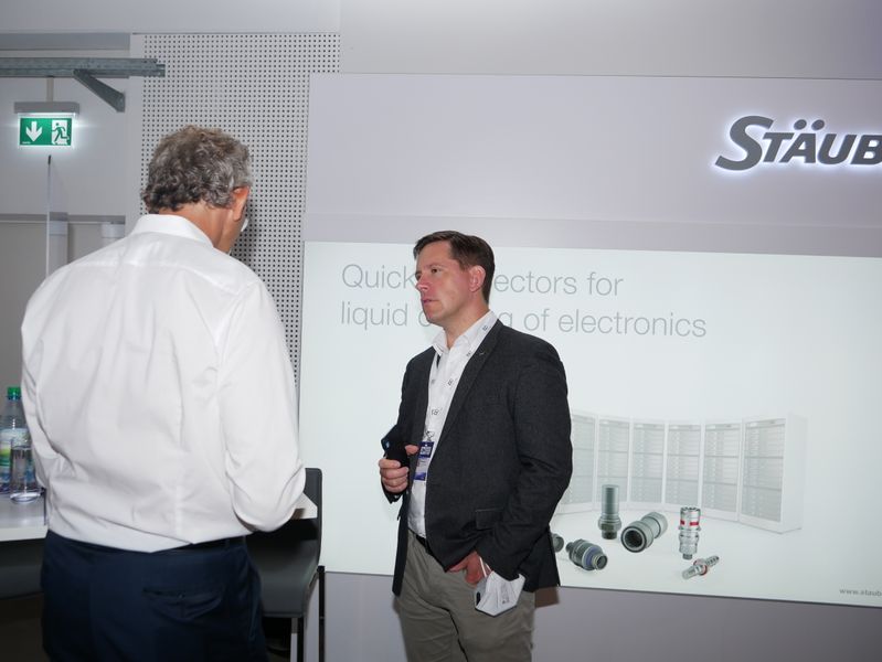 Im Gespräch am Stand von unserem Partner Stäubli. (Vogel IT-Medien GmbH)