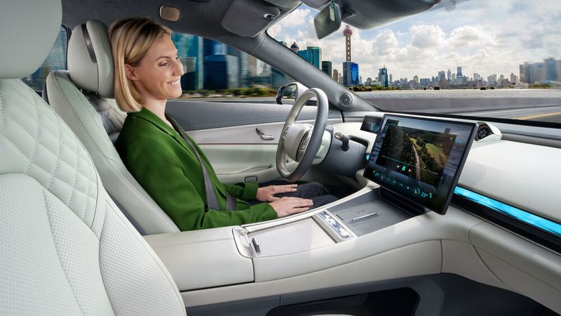 Hände vom Lenkrad, Augen von der Straße - dank automatisiertem Fahren nach Level 3 kann sich der "Fahrer" am Steuer entspannen oder arbeiten.  (Bild:  Bosch)