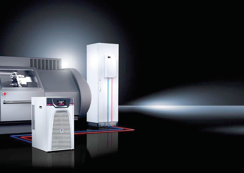 Kühlung einer Werkzeugbearbeitungsmaschine in Kombination mit Schaltschrankkühlung mittels Blue e+ Chiller. (Rittal)