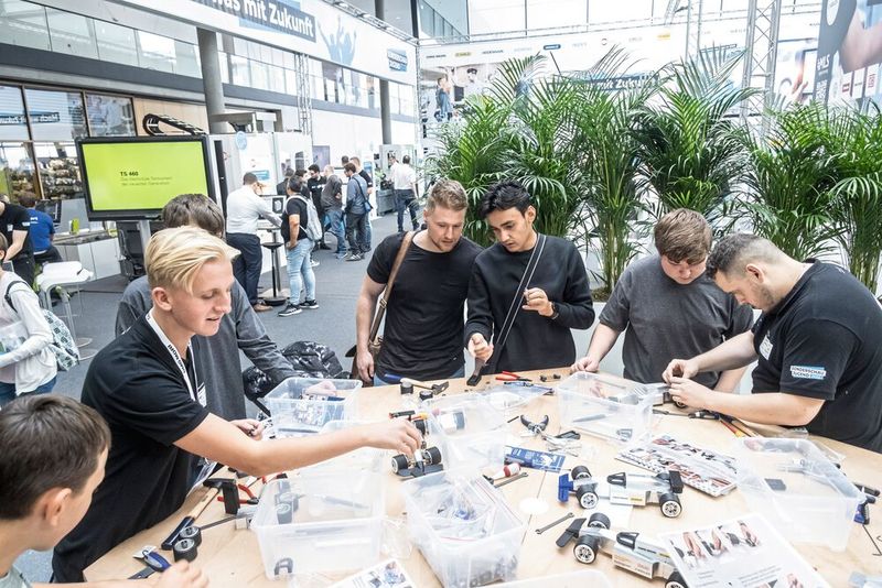 Die diesjährige AMB rückt die Fachkräftesicherung in den Fokus. Mit einem umfangreichen Rahmenprogramm werden Nachwuchstalente und Innovationen gefördert. Highlight der Messe ist der neue AMB Award, der herausragende Produkte und Technologien in der Branche würdigt. (Bild: Landesmesse Stuttgart GmbH)