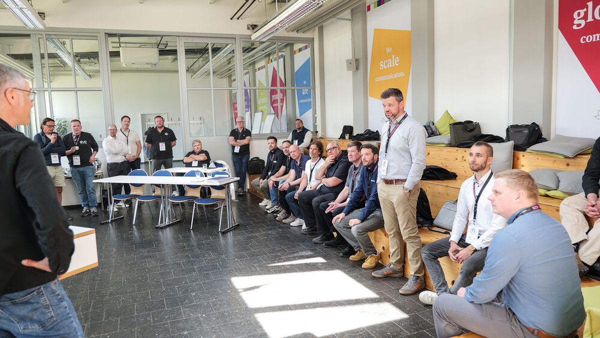 Beim Expertenmeeting E-Mobilität versammelten sich Werkstätten und andere Branchenvertreter, um über Reparaturmöglichkeiten an Hochvoltakkus zu diskutieren. (Bild: Schmidt – VCG)