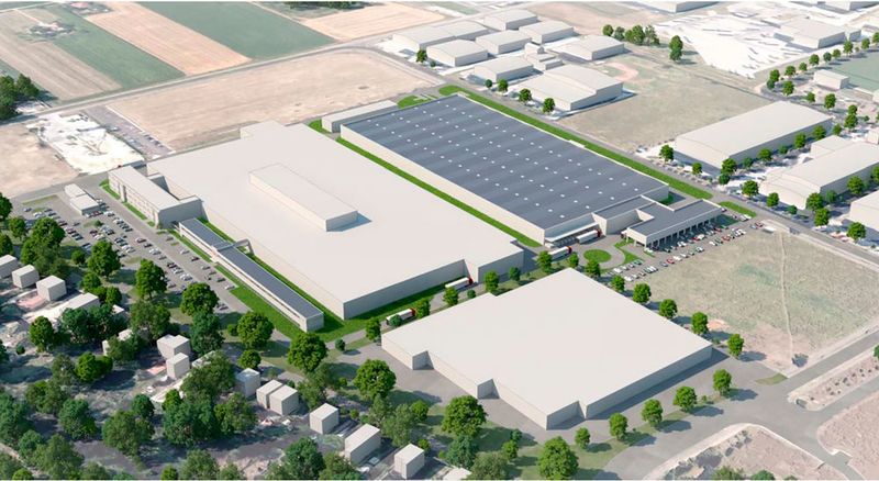 Die Fotomontage zeigt den geplanten Erweiterungsbau mit dem dunkelgrauen Dach direkt neben der bestehenden Produktionshalle des Schaeffler-Werkes im ungarischen Debrecen. (Schaeffler)