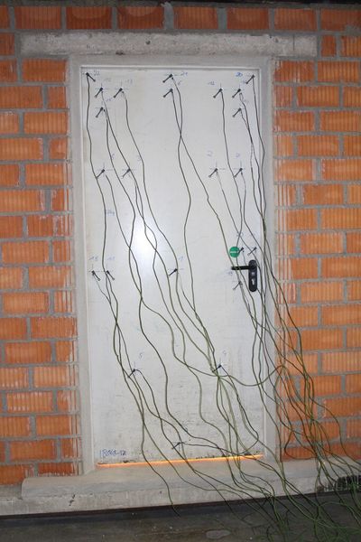 8.37 Uhr: Zu Beginn der Prüfung sieht man bereits den Lichtschein des Feuers am unteren Rand der Tür. (Bild: Hörmann)
