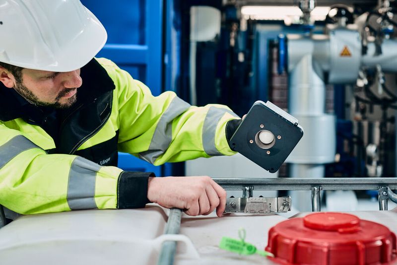 Ein neuer IIoT-Sensor von Endress+Hauser lässt sich innerhalb drei Minuten installieren. (Bild: Endress+Hauser)