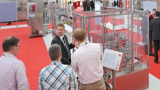 Ein roter Teppich schmückte die  Montagehalle bei der Hausmesse von Bausch+Ströbel.  (Bild: Bausch&Ströbel)