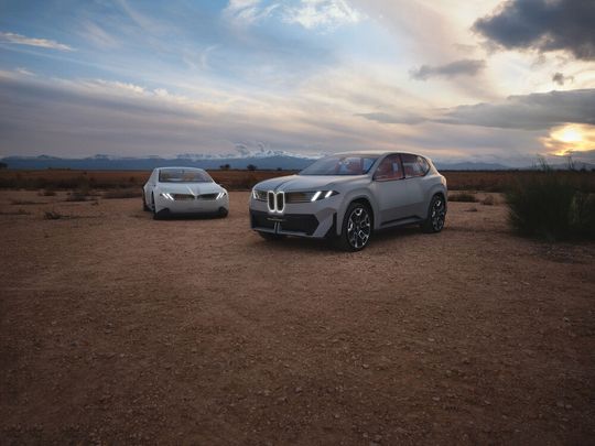 Im Vordergrund: BMW Vision Neue Klasse X.(Bild:  BMW)