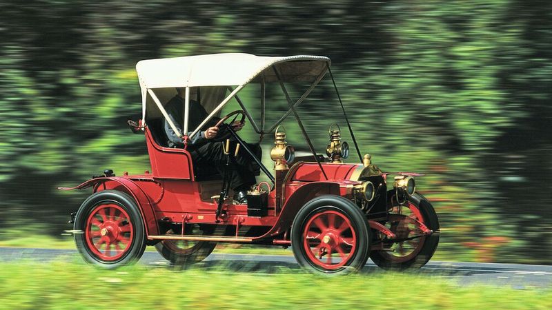 Mit der Produktion des „Doktorwagens“ 4/8 PS vollzieht Opel den Schritt zum vielseitigen, beruflich nutzbaren Automobil. Der Zweisitzer war im Vergleich zu anderen Autos dieser Zeit klein und wendig und wurde von vielen Ärzten für Hausbesuche benutzt, wodurch er seinen Spitznamen bekam. Der günstige Preis von 3.950 Mark machte ihn zu einem sehr erfolgreichen Modell.  (Bild: Opel Stellantis)