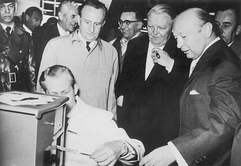 Abb.4: Der damalige Wirtschaftsminister Ludwig Erhard ließ im Jahr 1960 während eines Messebesuches seine Unterschrift auf einer Sartorius-Waage wiegen und war begeistert von deren Präzision. (Sartorius)
