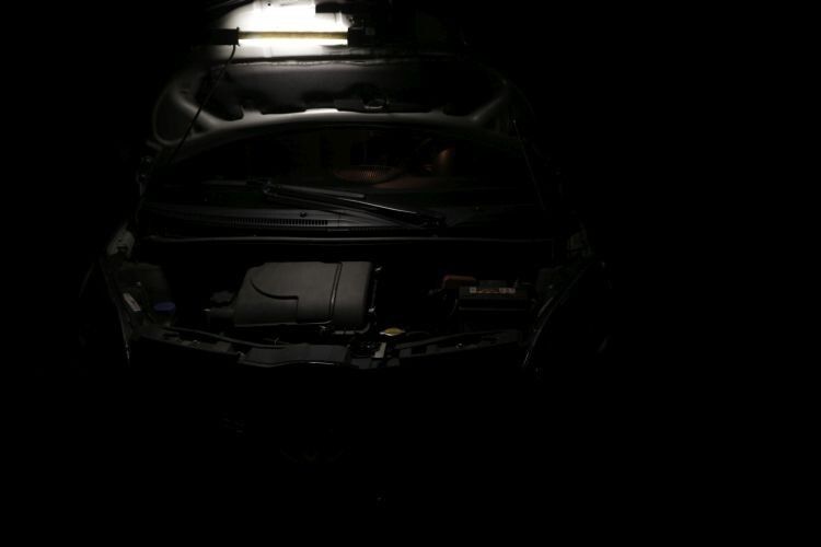 Der Vergleichsmaßstab: die bekannte 220V-8W-Leuchtstoffröhrenhandlampe mit Kabel. (Foto: Holz)