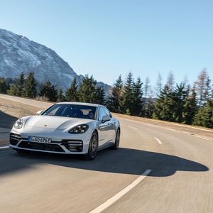 Im Vergleich zu Wettbewerbern wie dem 7er von BMW und der S-Klasse von Mercedes ist der Porsche Panamera deutlich sportlicher und agiler ausgelegt.(Bild:  Porsche)