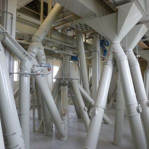 Abb.2: Blick in die Wegelogistik im Mischfutterwerk, hier das Verteilsystem für Rohwaren.