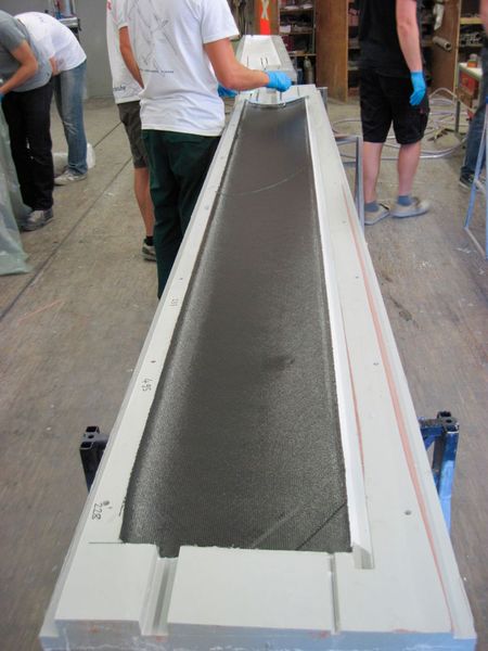 Als nächstes folgen je nach Belastungssitution unterschiedlich viele Kohlefaserlagen. In der Flügelschalen sind diese mit +-45° Faserortierung eingelegt um Torsionskräfte aufnehmen zu können. (Akaflieg Karlsruhe)