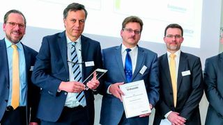 V.l.n.r.: Steffen Zauner (Leiter Produktionssysteme, Jungheinrich AG), Robert Lackermeier (Geschäftsführer, ABM Greiffenberger), Mayk Krüger (Branchenmanager Material Handling, ABM Greiffenberger), Thomas Alberg (Warengruppenmanager Elektrosysteme und Antriebsstrang Elektrisch, Jungheinrich) und Holger Janck (Leiter Strategischer Einkauf, Jungheinrich). (Bild: Jungheinrich)