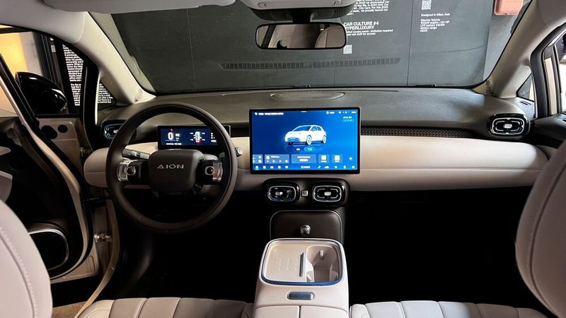 Der Bildschirm in der Mitte (14,6 Zoll) ermöglicht neben Navigation und Musikwiedergabe auch eine Smartphone-Verbindung mittels Apple Carplay. (Bild: sp-x)