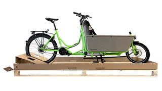 Die individuellen Wellpappenzuschnitte werden flachliegend und gebündelt auf der Holzpalette an Hersteller und Händler geliefert und sind in wenigen Schritten zusammengebaut. (Thimm)