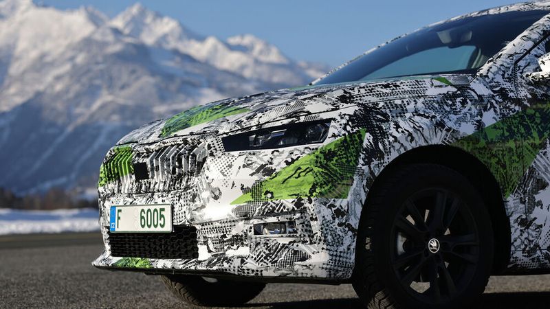 Nun soll das Modell wieder an alte Zeiten anknüpfen. Modern wird dagegen die Front-Ansicht, die sich an Superb und Octavia orientieren wird. (Bild: Skoda)