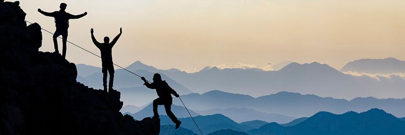 Wie bei jedem anderen Projekt gibt es auch bei großen Cloud-Transformationen „Pioniere“ und „Erstbesteiger“, die ihre Erfahrungen weitergeben können.(Bild:  © emerald_media - stock.adobe.com)