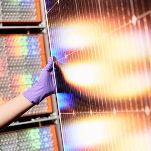 Um das Tandem-PV-Modul zu vermessen, bestrahlte das Forschungsteam beide Zellschichten in einem speziell dafür entwickelten Sonnensimulator. (Bild:  Fraunhofer ISE / Bernd Schumacher)