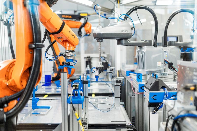 Für die Kabelbaummontage muss der Roboter hochpräzise und besonders feinfühlig arbeiten.(Bild:  Cellios)