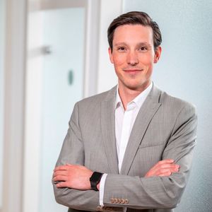 „Wir ermöglichen unseren Mitarbeitenden die Nutzung von KI für verschiedene Tätigkeiten. So wird nicht nur in der Entwicklung, sondern darüber hinaus auch in anderen Unternehmensbereichen aktiv auf den verantwortungsbewussten Umgang mit KI gesetzt. Die Verantwortung wird dabei durch unsere KI-Richtlinie auch klar den Mitarbeitenden zugeteilt, wobei nur freigegebene Werkzeuge und Plattformen über die Firmenzugänge und Verbindungen erreicht werden können.  In den KI-Schulung geht es zunächst um die allgemeinen Gefahren mit KI, wie zum Beispiel Halluzination, Sycophancy (zu Deutsch in etwa Schleimerei, stetiges Schmeicheln und Zustimmen der KI), sowie Bedrohungen von außen wie Prompt Injection.  Rollenspezifisches, thematisches und aktuelles Training kommt sehr gut an, sodass eine gesteigerte Lerndisziplin zur erhöhten Wissensvermittlung führt. Auf der anderen Seite sehen wir, dass gerade Simulationen und spielerische Inhalte willkommene Auflockerungselemente für den Arbeitsalltag sind.“ – Dr. Martin Krämer, CISO-Advisor bei KnowBe4(Bild:  KnowBe4)