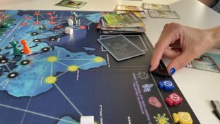 Wissenschaft über Brettspiele vermitteln, beispielsweise hier mit „Pandemic“ auf der MS Wissenschaftsjahr 2026 zum Thema Medizin. (Bild: Philipp Schrögel)