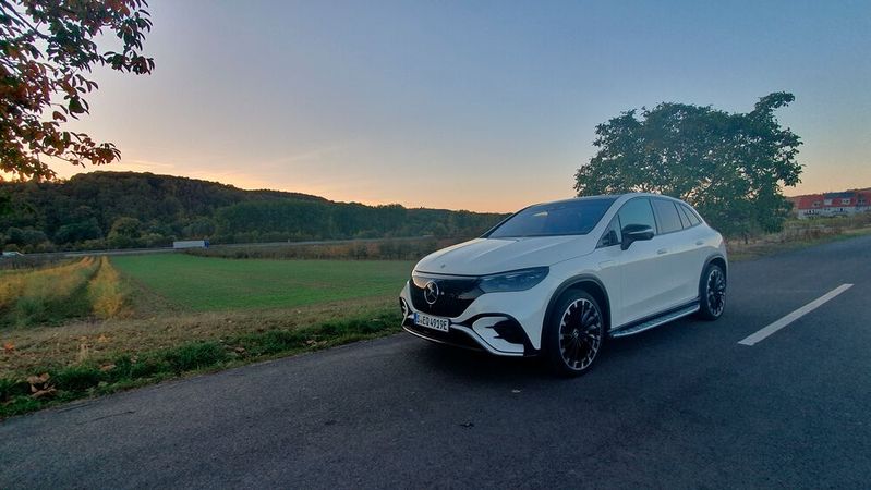 Nach der Limousine ist der EQE jetzt auch als SUV erhältlich.(Bild:  Mauritz –  VCG)
